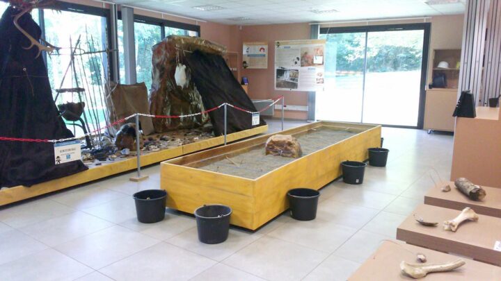 Table de fouilles exposition © N. Ferrer